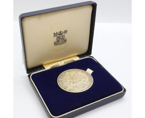 Hallmarked silver 1969 Prince of Wales Investiture commemorative medal, 70g, boxed. P&amp;P Group 1 (£14+VAT for the first lo