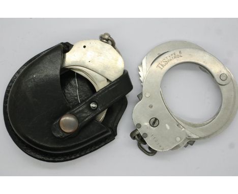 Hiatt 1970 pair of UK police issue handcuffs in leather case, with a pair of TKS Type E handcuffs, numbered 113149 (2). No Ke
