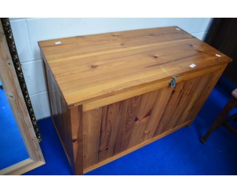A vintage pine bedding box, width approx. 91cm