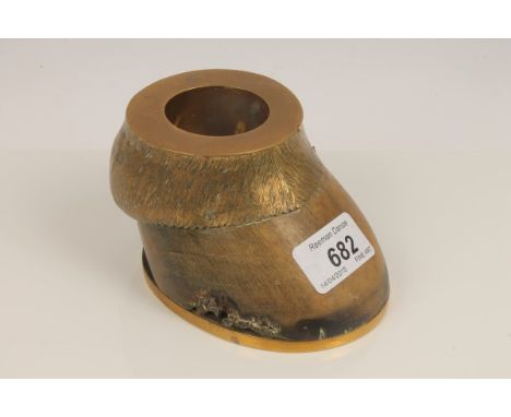 Victorian brass mounted horse hoof inkwell / table box, with brass horseshoe, 7.5cm high