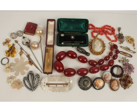 Collection of antique and later jewellery to include 19th century Italian carved shell cameo brooch, antique paste set brooch