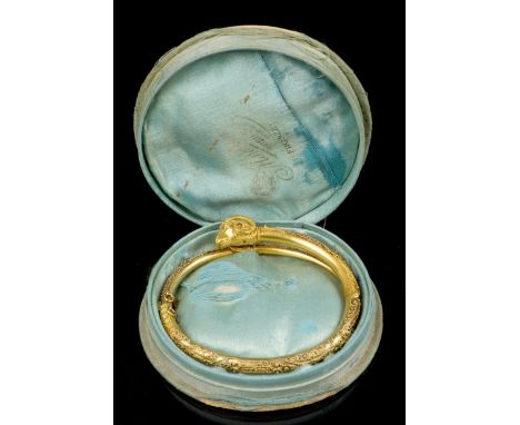 Fine 19th century Italian Etruscan Revival yellow metal hinged bangle, designed as a ram's head with textured horns and canne