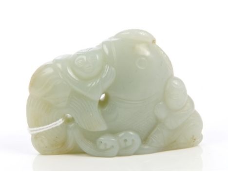 Chinese carved green jade ornament of two children and a fish, 7cm