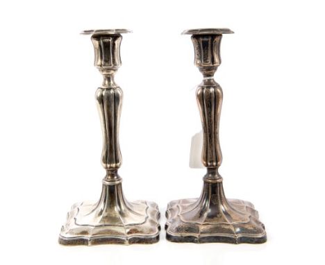 Pair George V silver candlesticks with fluted decoration and separate sconces, on shaped square pedestal bases (Sheffield 191