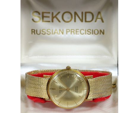 A gentleman's Sekonda De Luxe manual wristwatch on bracelet strap with satin dial and baton markers.