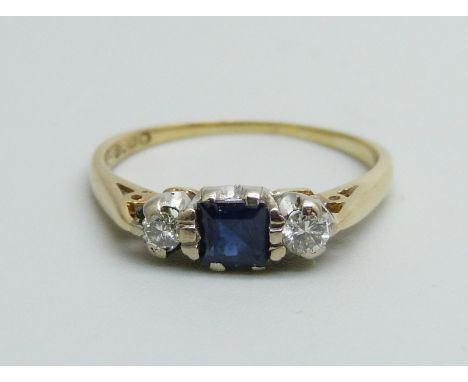 An 18ct gold three stone sapphire and diamond ring, 2.5g, N 