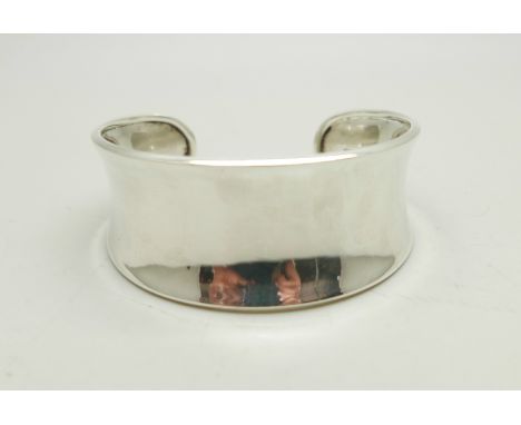 A silver cuff bangle, 31g, 6.5cm x 5.5cm 