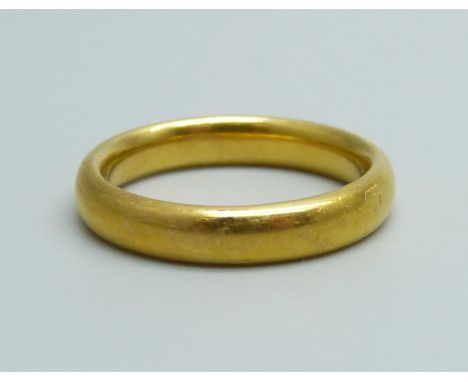 A 22ct gold ring, 6.1g, L/M 