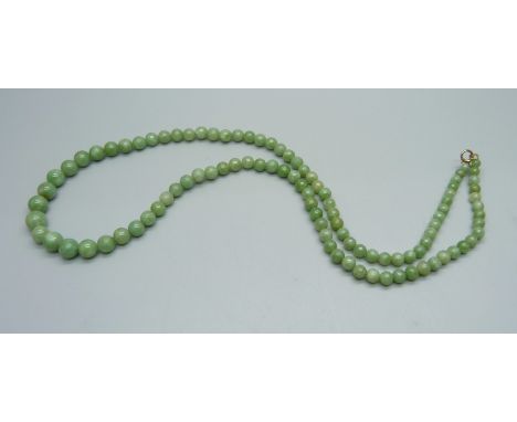A jade necklace with a 9ct gold fastener, 42g 