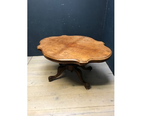 Walnut veneered loo table, on scrolling pedestal quadruped tripod base, to ceramic castors