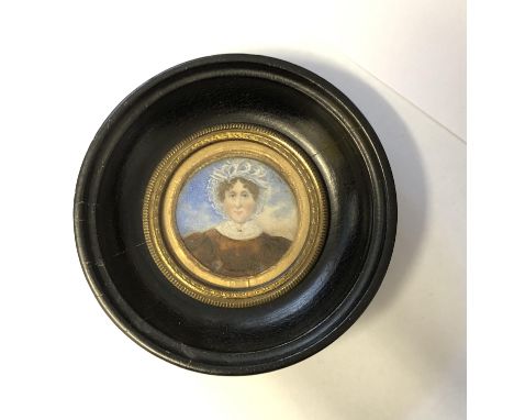 PORTRAIT MINIATURE OF 'GRANDMOTHER PLATT' IN MOP CAP AND LACE COLLAR IN HARDWOOD ROUNDEL FRAME DIA 44MM