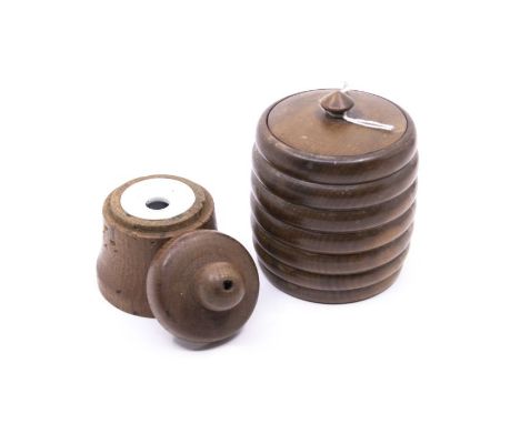 Two items of treen, an inkwell and a box with cover (2)