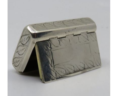 A George III rectangular silver snuff box with hinged cover and engraved with leaf pattern, 5cm longcondition: assay mark ind