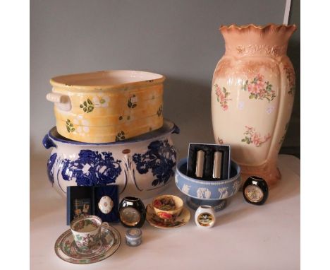A collection of ceramics to include Wedgward Jasper; aynsley, a blackeney blue/white footbath x2 and a ceramic large vaseThes