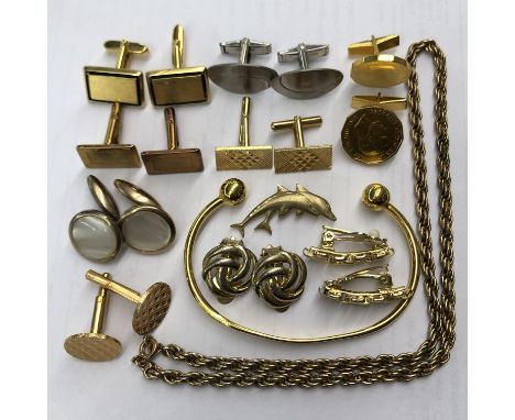 SELECTION OF GENTS PLATED CUFF LINKS, TORQUE BANGLE, AND PLATED ROPE TWIST CHAIN
