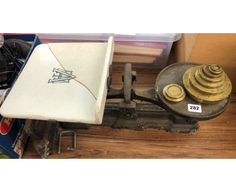 EARLY 20TH CENTURY AVERY SCALES WITH BRASS WEIGHTS A/F (CERAMIC SLAB CRACKED)