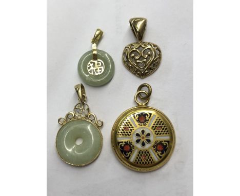 ROYAL CROWN DERBY ENAMEL DISC PENDANT, 9CT GOLD FILIGREE HEART PENDANT, 9CT GOLD MOUNTED JADE DISC PENDANT AND ONE OTHER