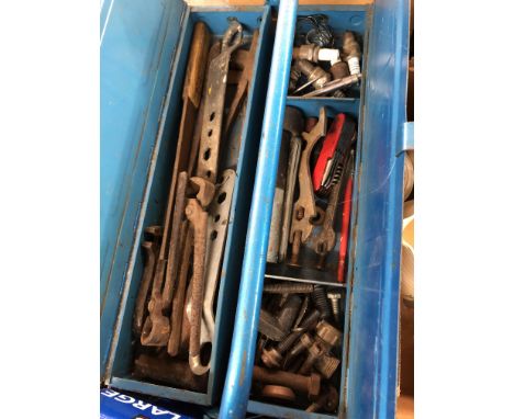 CANTILEVER TOOLBOX AND CONTENTS WITH A BOX CONTAINING MALTISLOCK SMALL SCREWDRIVER AND OTHER TOOLS 