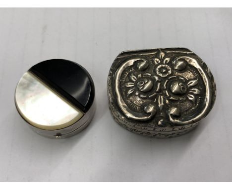 925 SILVER CIRCULAR PILL BOX AND A CONTINENTAL WHITE METAL EMBOSSED SNUFF BOX