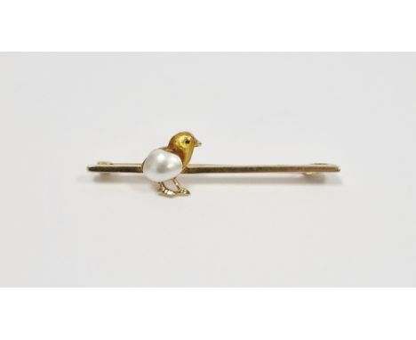 14k yellow gold bar brooch set with a yellow enamelled chick with its wing formed from a seed pearl, 4cm long, approximately 