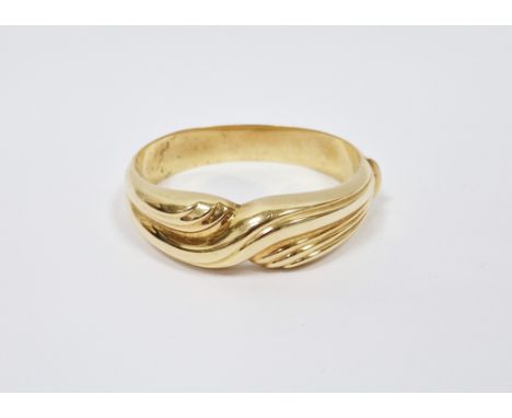 18k yellow gold hinged bangle, the front with a reeded cross-over design, stamped to concealed clasp 750, approximately 6cm w