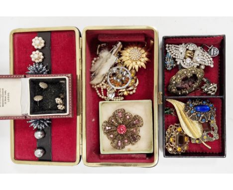 Collection of costume jewellery including approximately ten mid century brooches, moss agate silver ring, various earrings, e