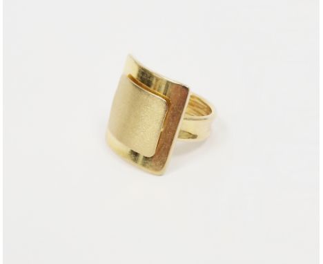 9ct gold modern rectangular panelled curved ring, 5.5g&nbsp;(size P)&nbsp;