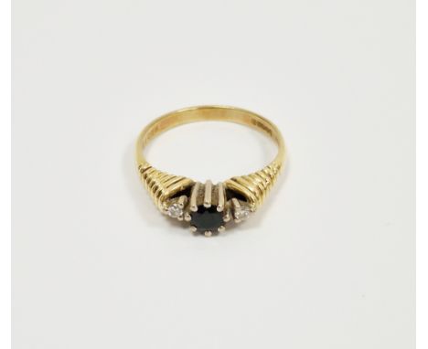 18ct yellow gold three-stone ring with a central claw set round sapphire flanked either side by diamonds, 3.7g (size P)