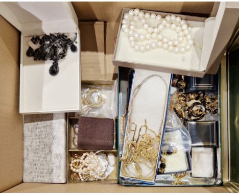 Selection of jewellery including silver rings, gold-tone and yellow metal jewellery, simulated pearls, costume jewellery, rol