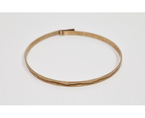 9ct gold adjustable bangle with engraved decoration, hallmarked, 6.0 grams