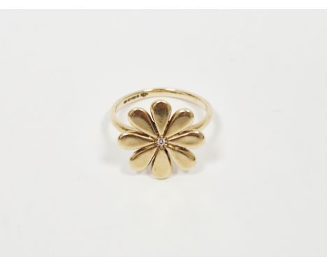 9ct gold flowerhead and white stone ring, daisy-pattern, 5.6g (size T1/2)   