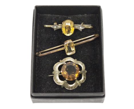 9ct gold and citrine bar brooch&nbsp;set single rectangular cut stone, an amber-brown stone and gold-coloured metal openwork 