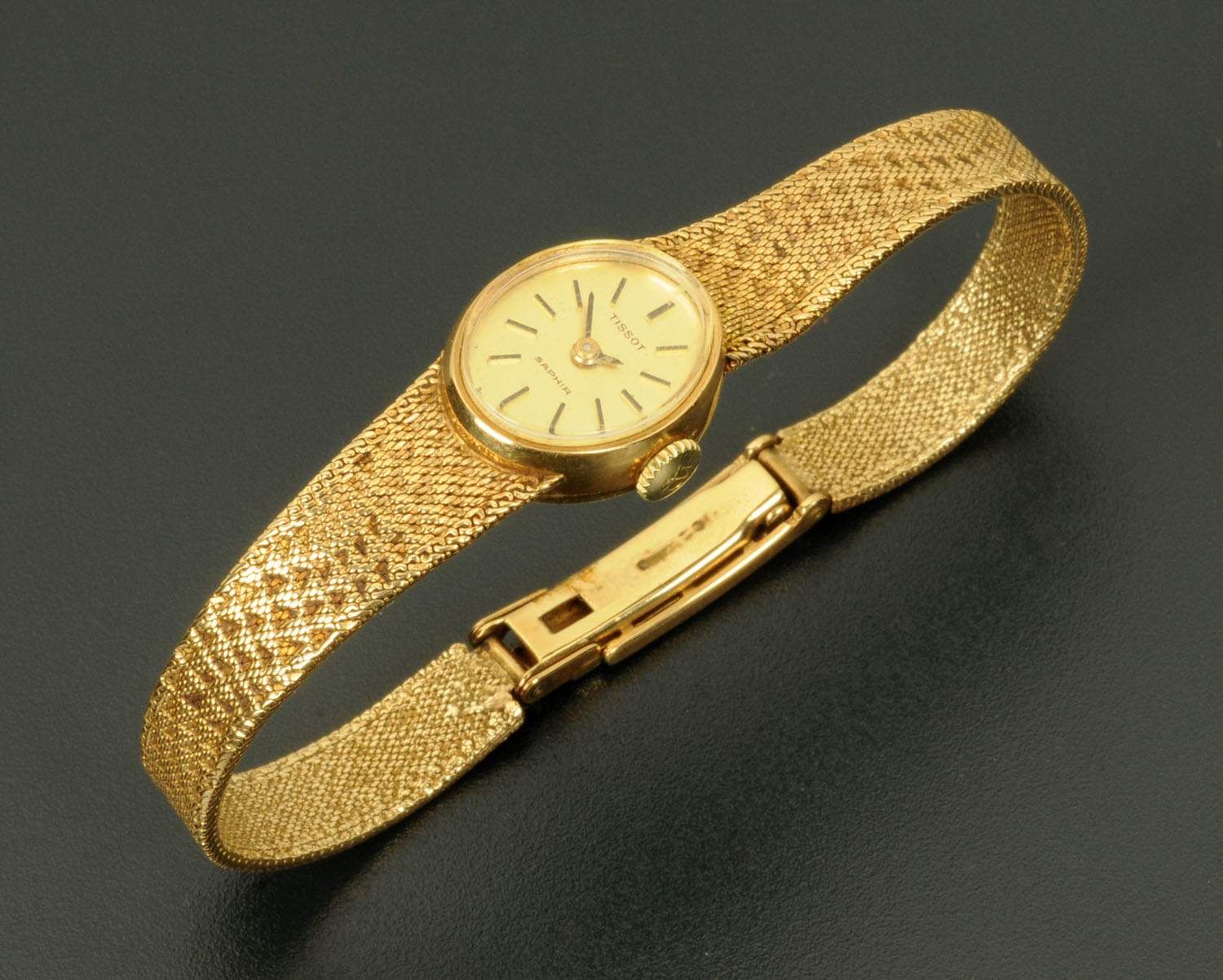 A ladies Tissot 9 ct gold cased wristwatch, Tissot Saphir, with gold ...