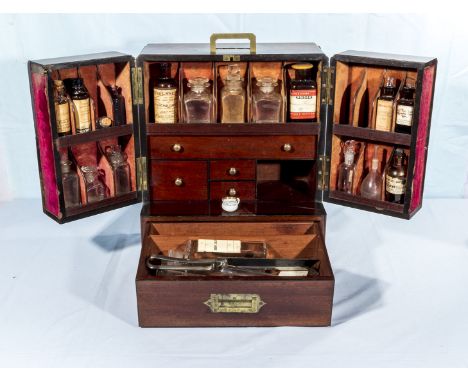 Chippendale quality Georgian mahogany and mahogany lined doctor's travelling case,  double doors open to reveal spaces for bo