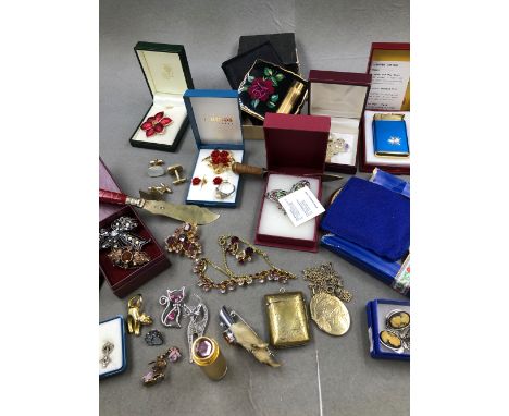 A COLLECTION OF VINTAGE COSTUME JEWELLERY TO INCLUDE A ROLLED GOLD LOCKET, A GILDED VESTA CASE, DIAMANTE PIECES, ENAMELLED BR