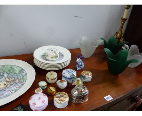 VARIOUS TRINKET BOXES, A SET OF GIEN FRENCH SIDE PLATES AND A SERVING PLATE ETC. 