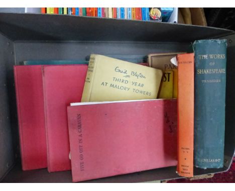 A QUANTITY OF VARIOUS VINTAGE AND LATER CHILDRENS BOOKS, AND PICTURE SHOW ANNUALS. 