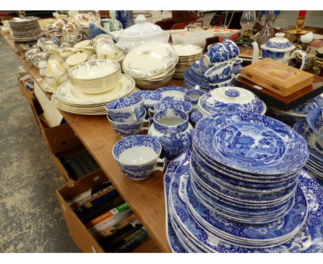 A LARGE QUANTITY OF CHINA WARE TO INCLUDE SPODES ITALIAN PATTERN PART DINNER SERVICE, OTHER BLUE AND WHITE WARES, A ROYAL DOU