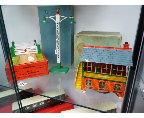 A HORNBY BOXED LEVEL CROSSING, A No. 2E STANDARD LAMP AND A 2E SIGNAL CABIN