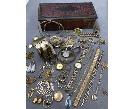 A COLLECTION OF ASSORTED GOLD PLATE, GILDED AND OTHER VINTAGE JEWELLERY TO INCLUDE A 9ct BACK AND FRONT LOCKET, ROLLED GOLD H