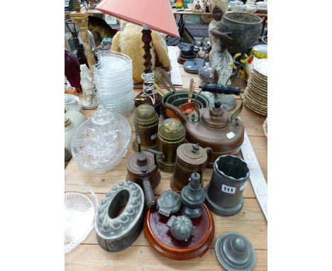 A VINTAGE PEWTER QUART MOULD, COPPER KETTLE, PANS, OTHER PEWTER SWEET MOULDS, A SPELTER FIGURE, AND VARIOUS GLASS SIDE PLATES