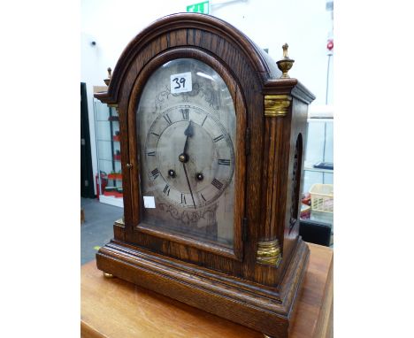 A EDWARDIAN OAK CASED STRIKING BRACKET CLOCK. 