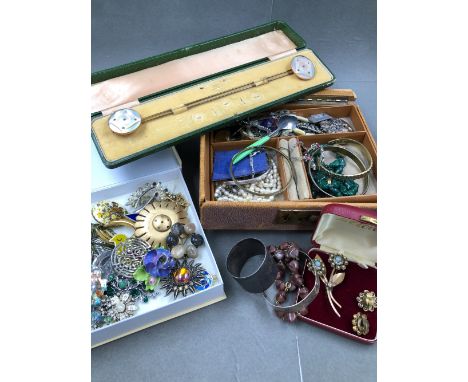 A PAIR OF CASED VINTAGE MOTHER OF PEARL LARGE ARTICULATED HAT PINS, TOGETHER WITH A HALLMARKED SILVER NAPKIN RING, A LARGE GR