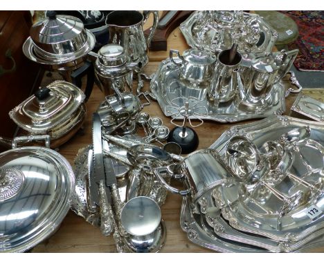 A GOOD COLLECTION OF SILVER PLATED WARES, TO INCLUDE SIGNED PIECES BY FRACALANZA, CHAMPAGNE SAUCERS, TUREENS, DINNER SERVICE,