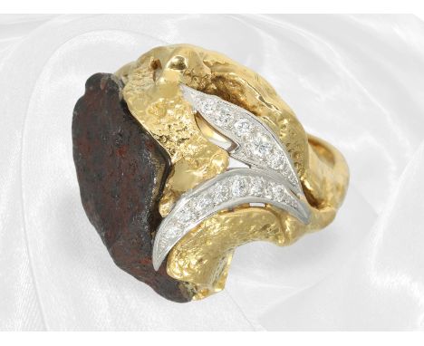 Ring: handgearbeiteter, außergewöhnlicher Designer-Goldschmiedering von Julia Plana mit Eisenerz und Brillanten besetzt, 18K 