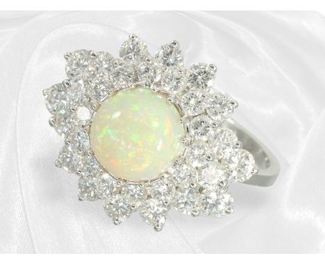 Ring: Attraktiver 18K Blütenring mit Opal-Cabochon und feinen Brillanten, ca. 2,1ct Brillanten, vintage Handarbeit: Ca. Ø18,5