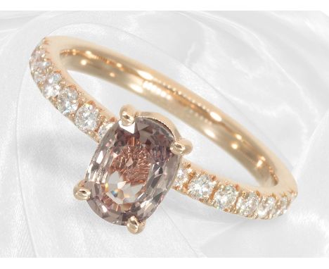 Ring: Neuwertiger, fein gearbeiteter Saphir/Brillant-Goldschmiedering, pinker Padparadscha-Saphir von ca. 1ct: Ca. Ø17mm, RG5