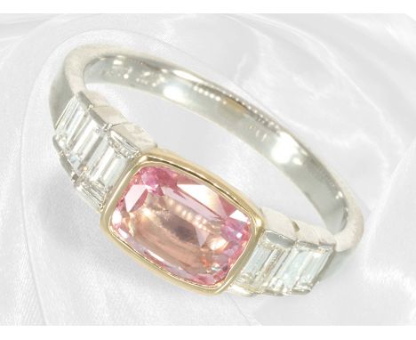 Ring: exquisiter Platinring mit Padparadscha-Saphir und Baguette-Diamanten: Ca. Ø16,5mm, RG 52, ca. 4,2g, Platin, Fassung des