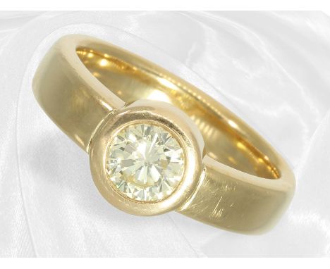 Ring: Massiver Solitär-Goldschmiedering mit einem Fancy Brillanten von ca. 0,65ct: Ca. Ø16,5mm, RG52, ca. 7,8g, 18K Gelbgold,