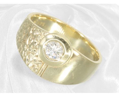 Ring: Massiver Goldschmiedering mit einem Brillant von ca. 0,52ct, Herrenring/Damenring: Ca. Ø21,5mm, RG67, ca. 11,5g, 14K Ge